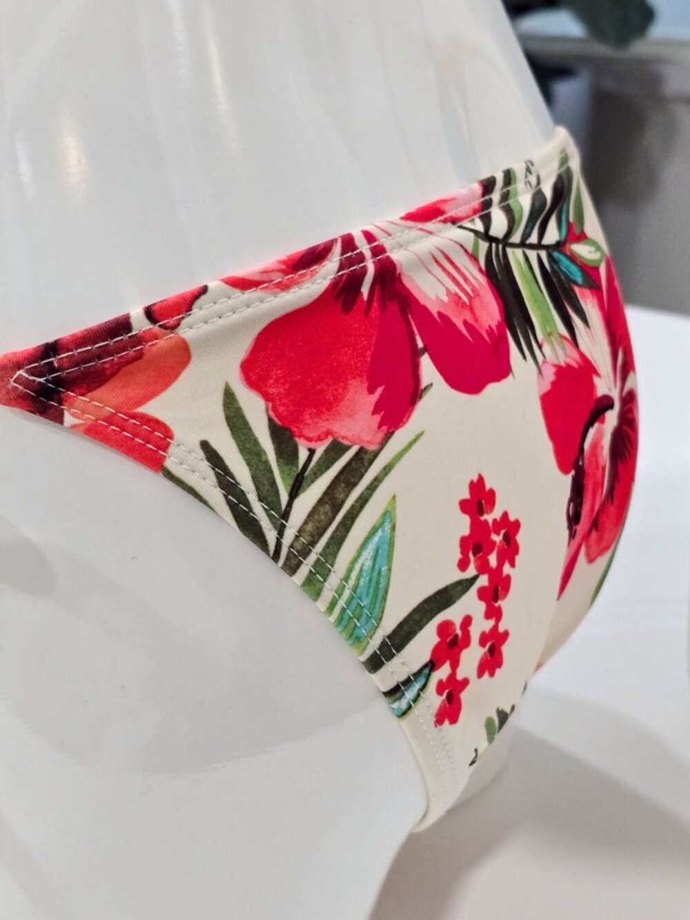 Guess ✦ Bikini Set ✦ Floral Halter Top With Gold Straps & Side Tie Bottoms S - Picture 6 of 8